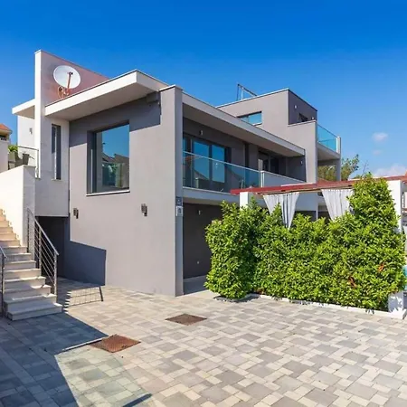 Prestige Vacation With Gorgeous Pool And Bbq Area